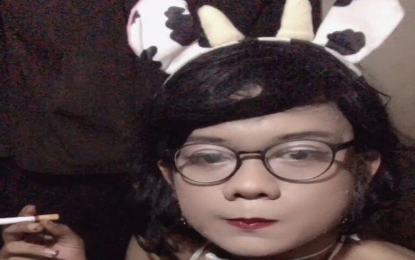 Crossdresser dada rata dengan pakaian baru